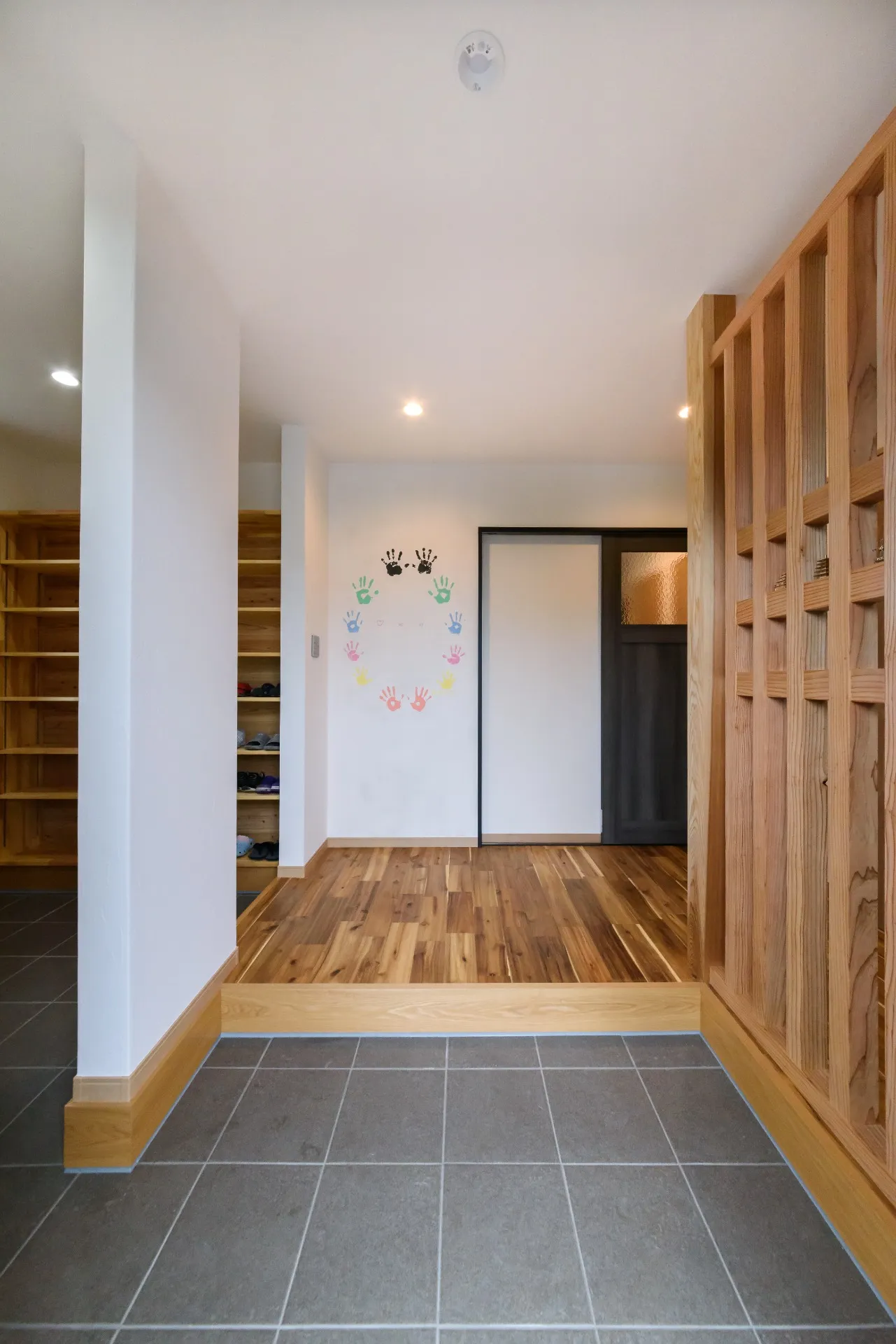 玄関に塗り壁体験の記念の手形