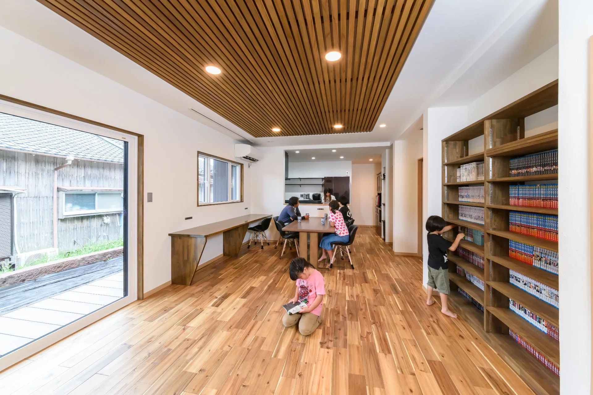 家族でリビングで過ごすことを楽しめるように、大きな造作の本棚をリビングに設けました。家族みんなで趣味を共有できて嬉しそうなご主人さまです。