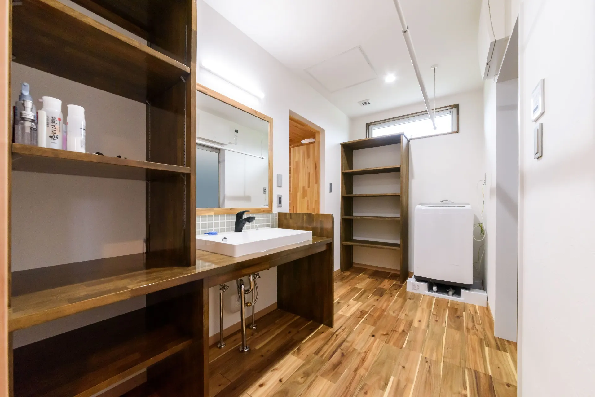 人気の造作洗面台。収納力抜群で使い勝手もgoodです！